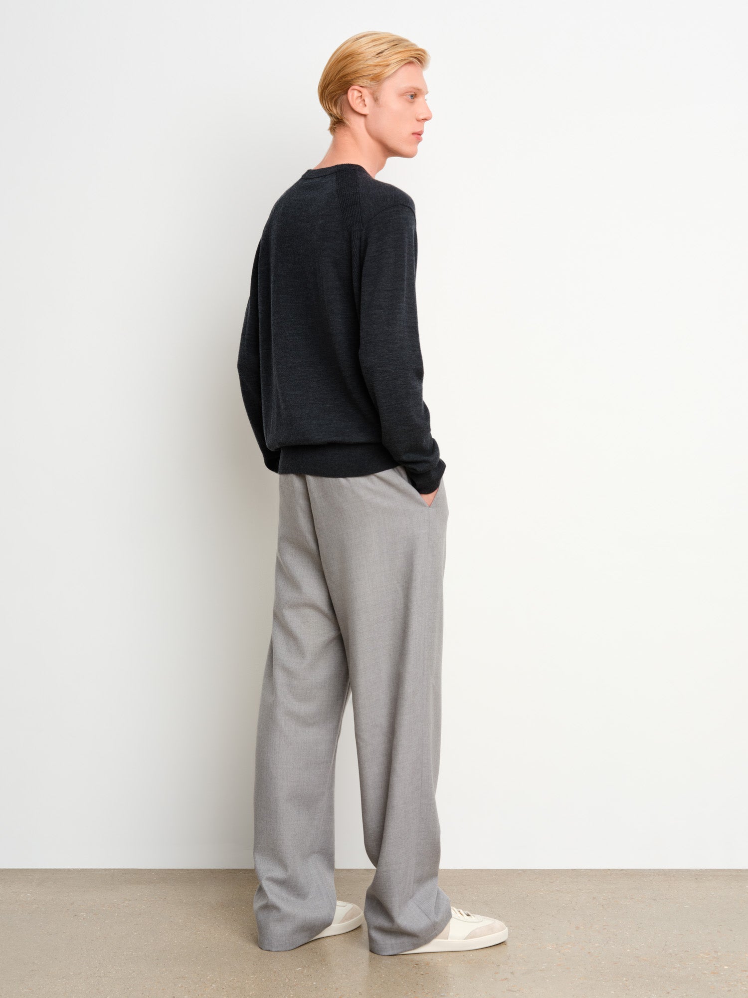 The model is 187 cm tall and is wearing a size 3 in Charcoal Gray.