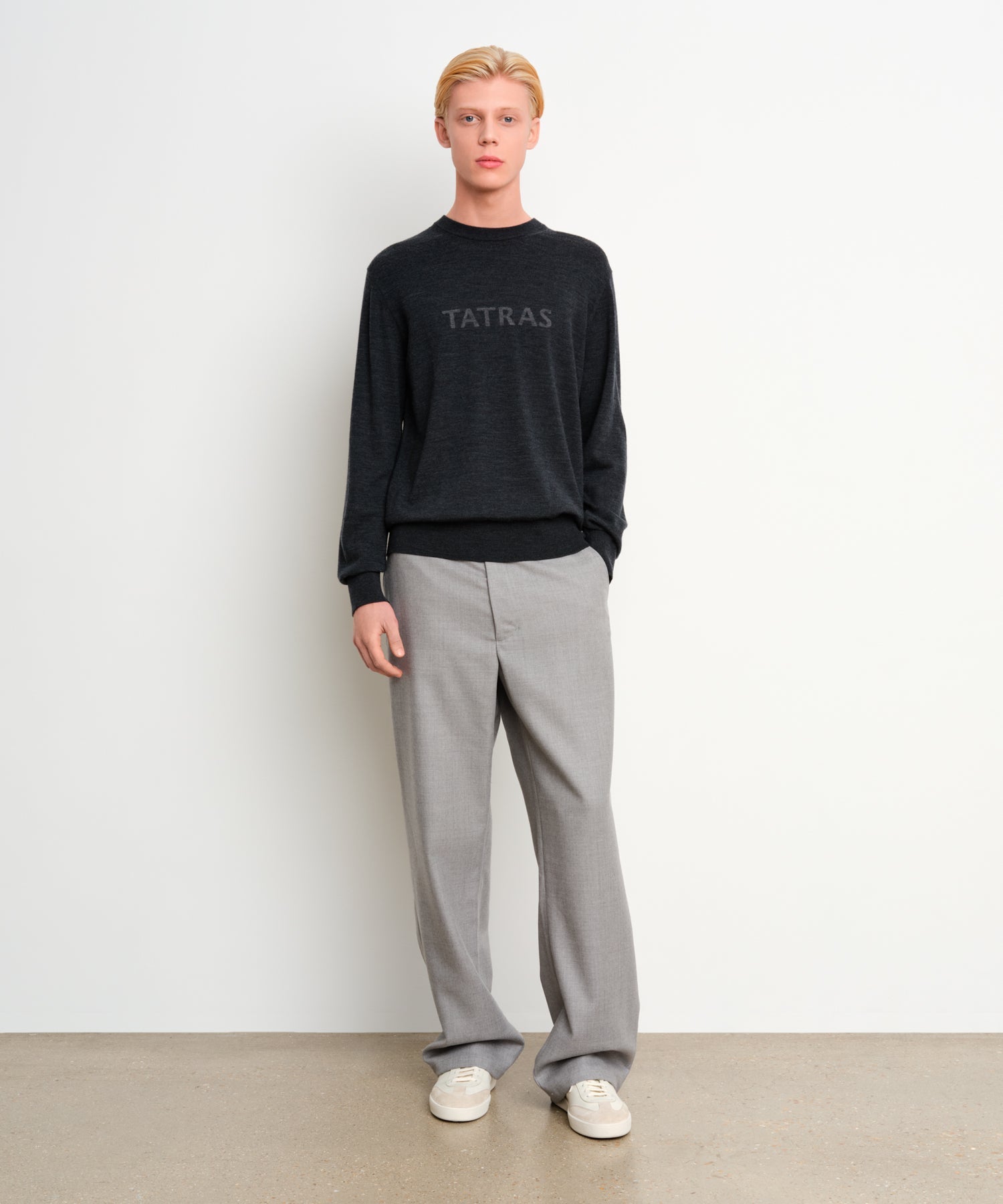 The model is 187 cm tall and is wearing a size 3 in Charcoal Gray.