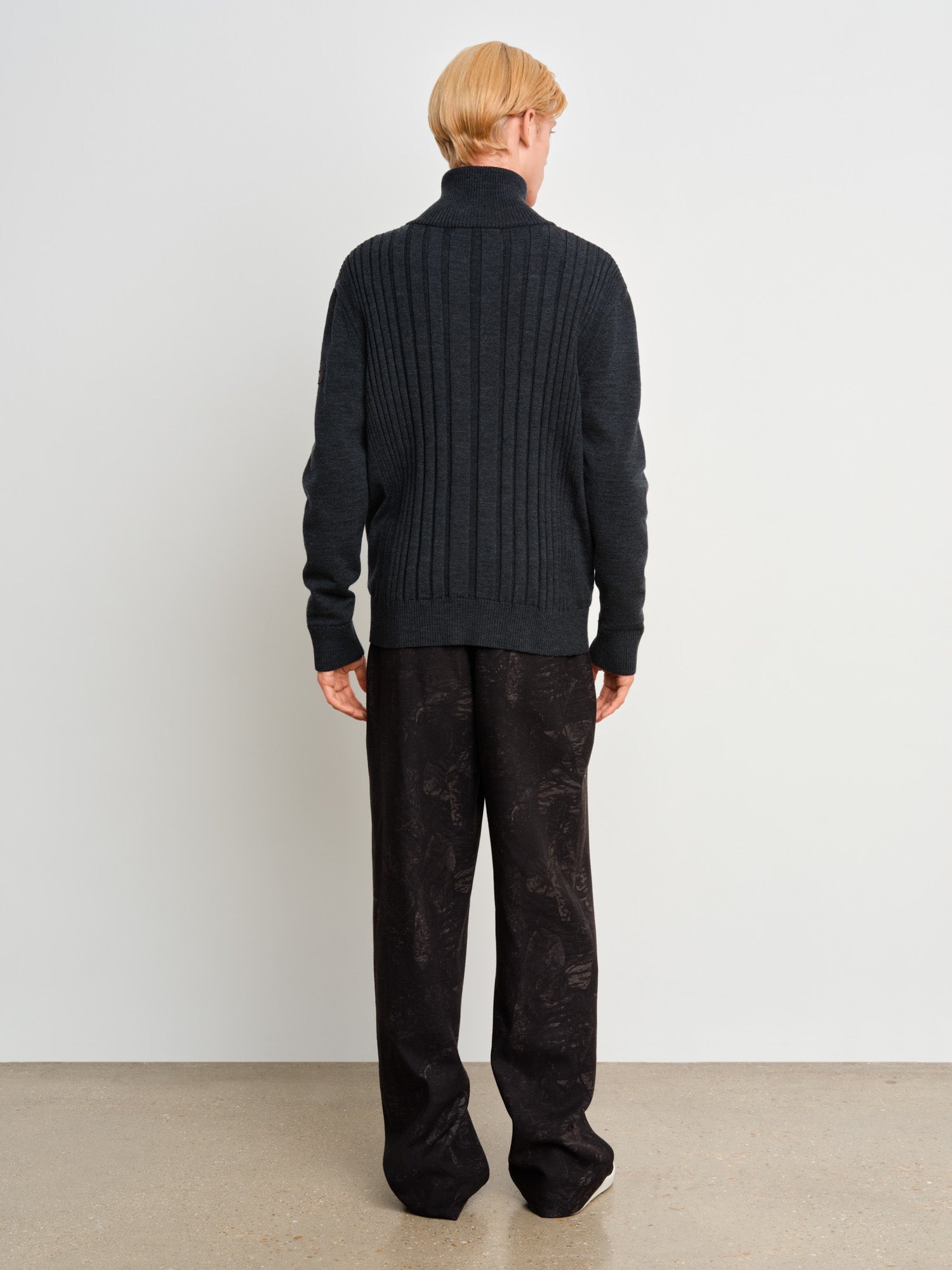 The model is 187 cm tall and is wearing a size 3 in Charcoal Gray.