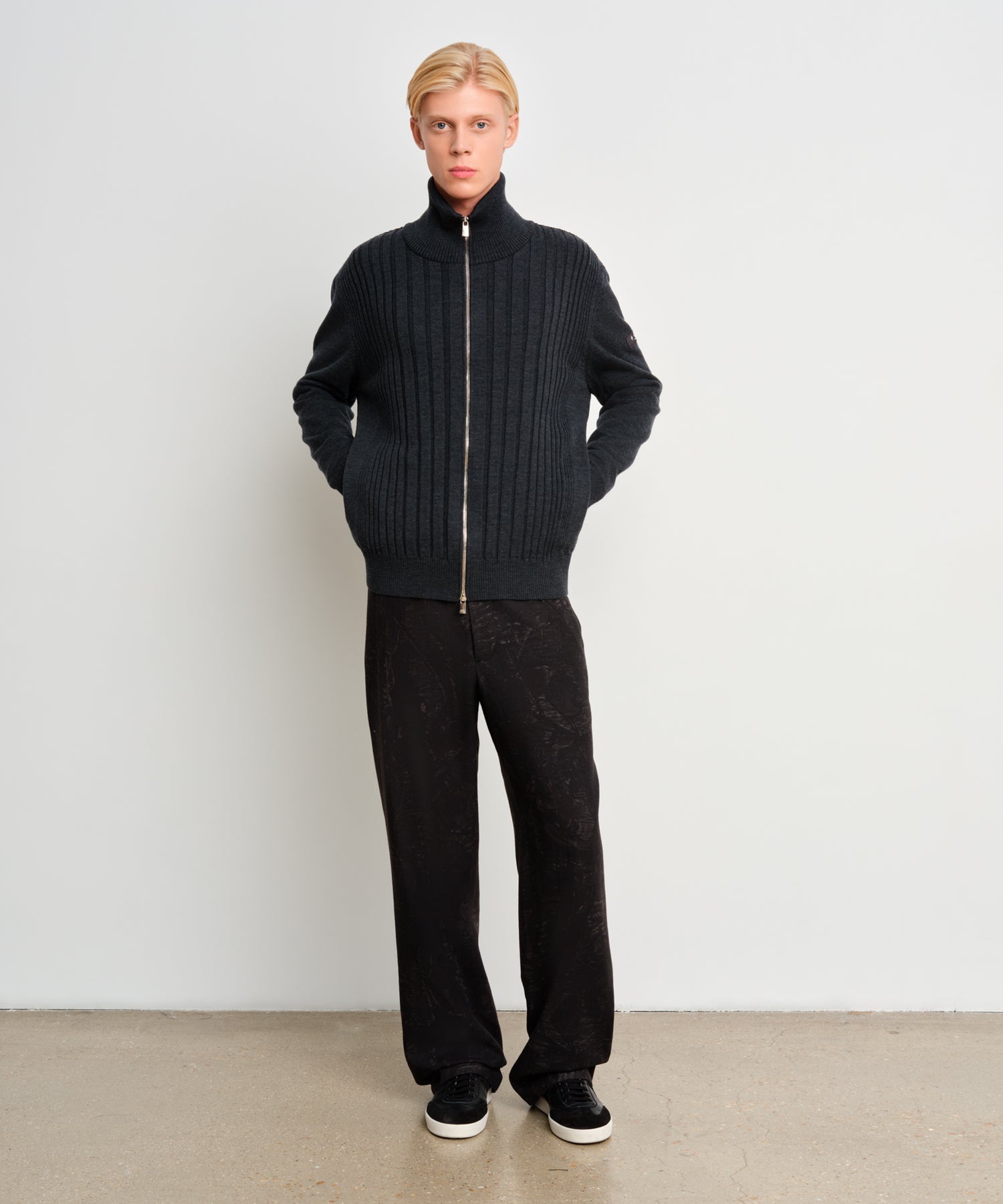 The model is 187 cm tall and is wearing a size 3 in Charcoal Gray.