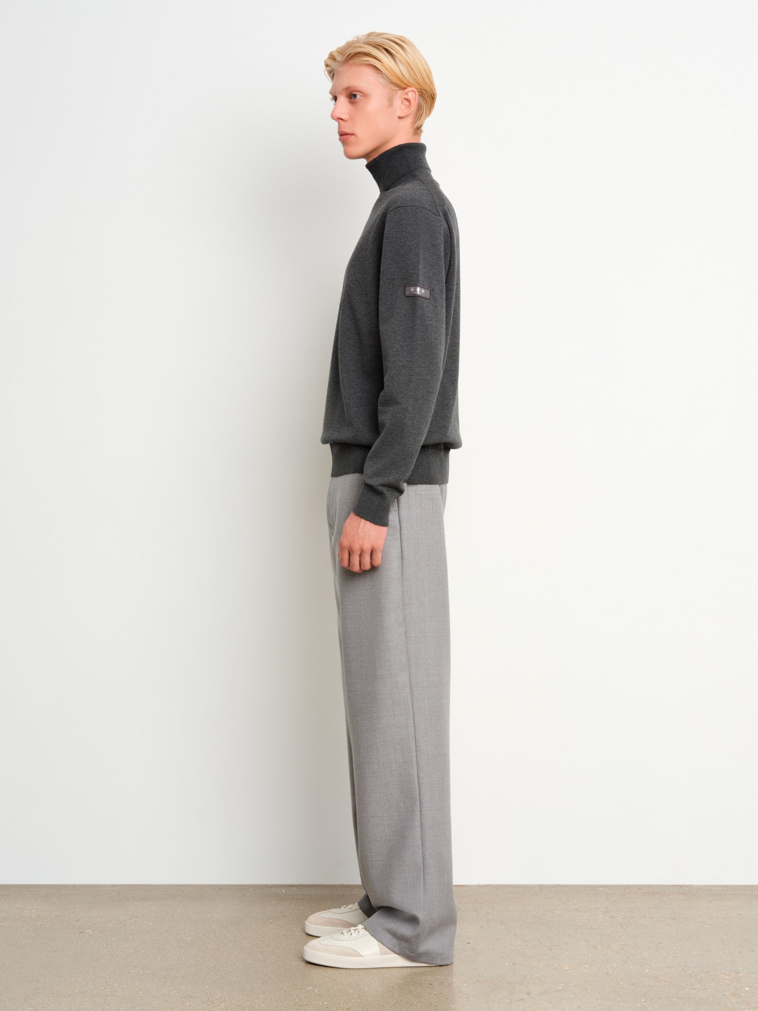 The model is 187 cm tall and is wearing a size 3 in Charcoal Gray.