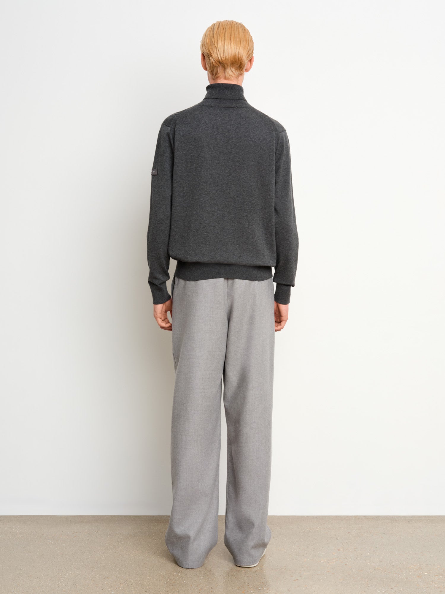 The model is 187 cm tall and is wearing a size 3 in Charcoal Gray.