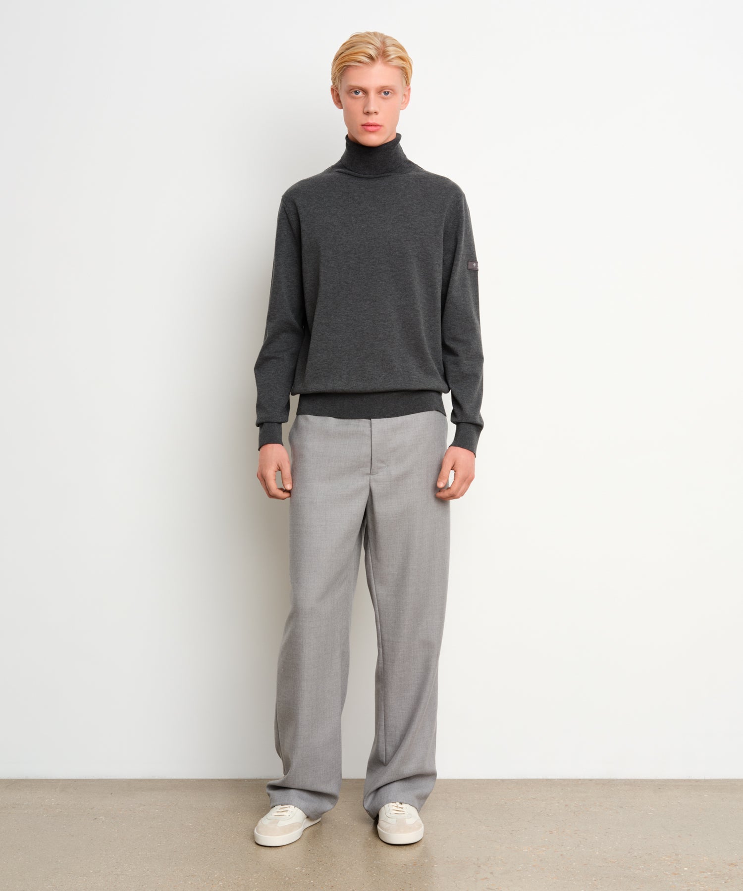 The model is 187 cm tall and is wearing a size 3 in Charcoal Gray.