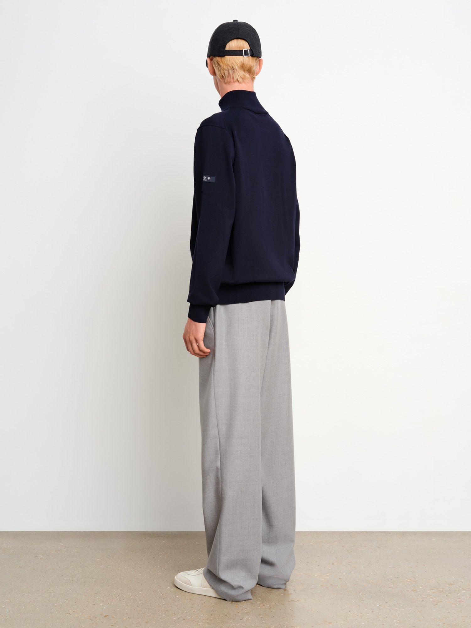 The model is 187 cm tall and is wearing a size 3 in Dark Navy.