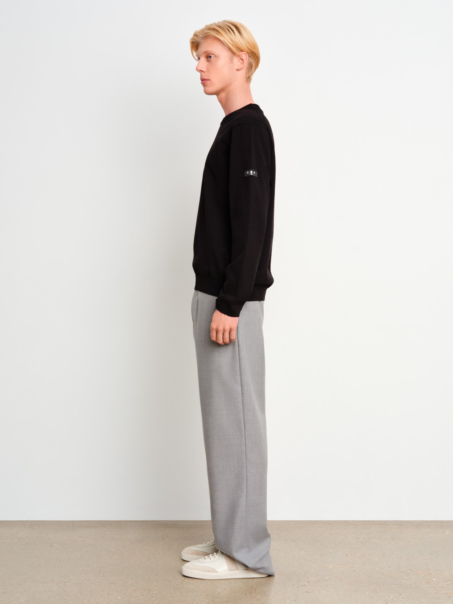 The model is 187 cm tall and is wearing a size 3 in Black.