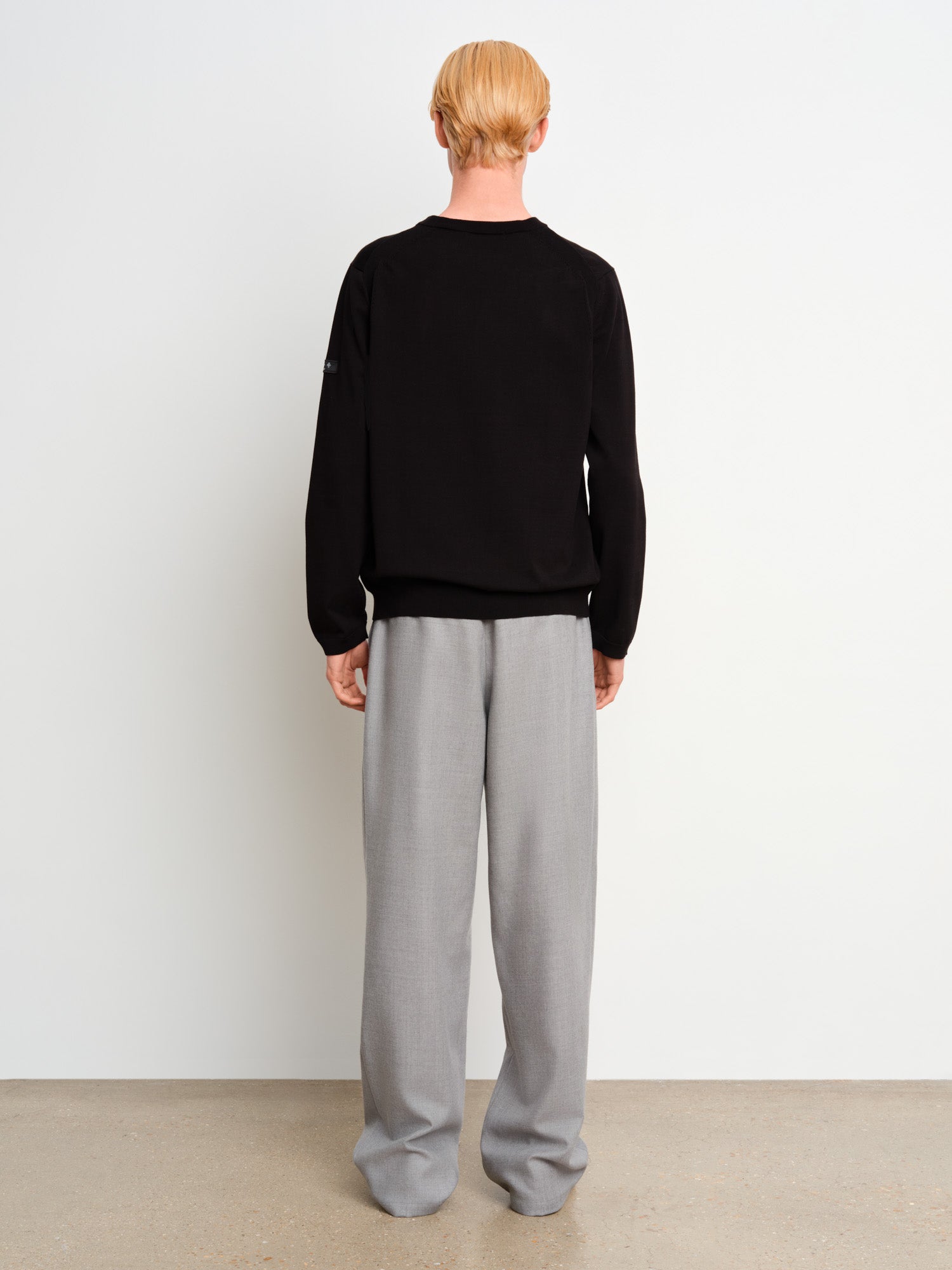 The model is 187 cm tall and is wearing a size 3 in Black.