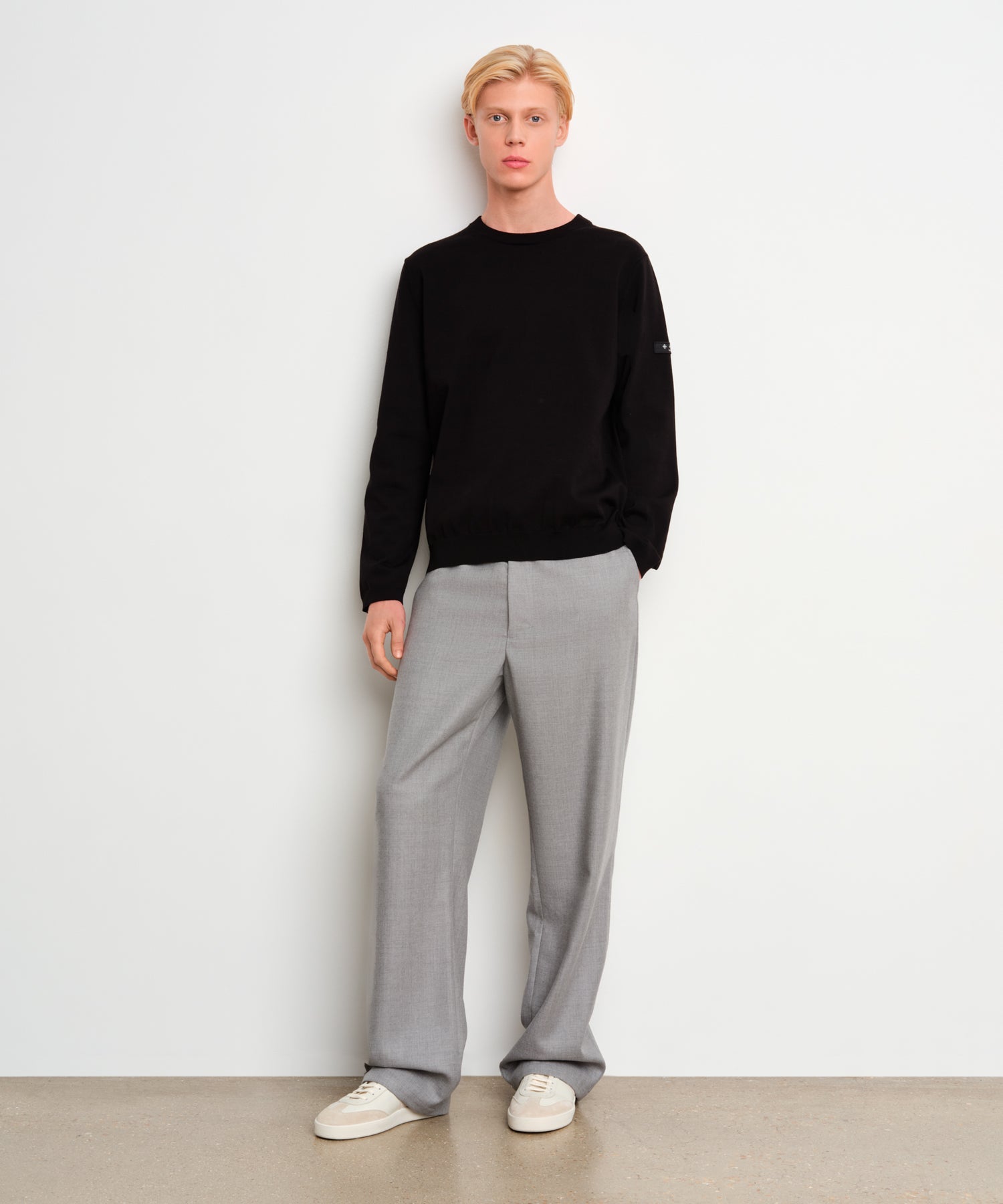 The model is 187 cm tall and is wearing a size 3 in Black.