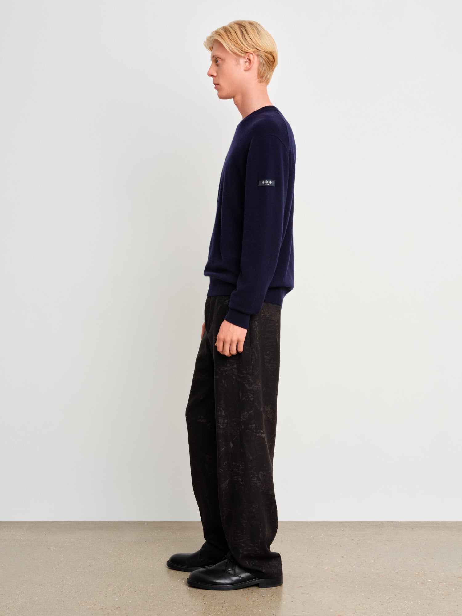 The model is 187 cm tall and is wearing a size 3 in Dark Navy.