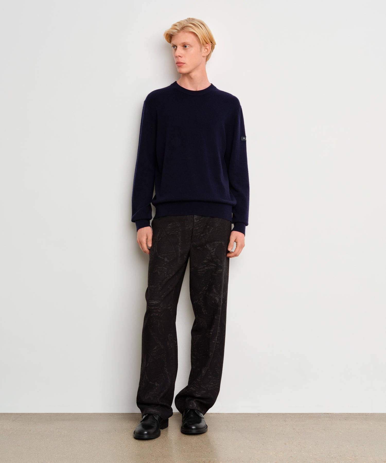 The model is 187 cm tall and is wearing a size 3 in Dark Navy.