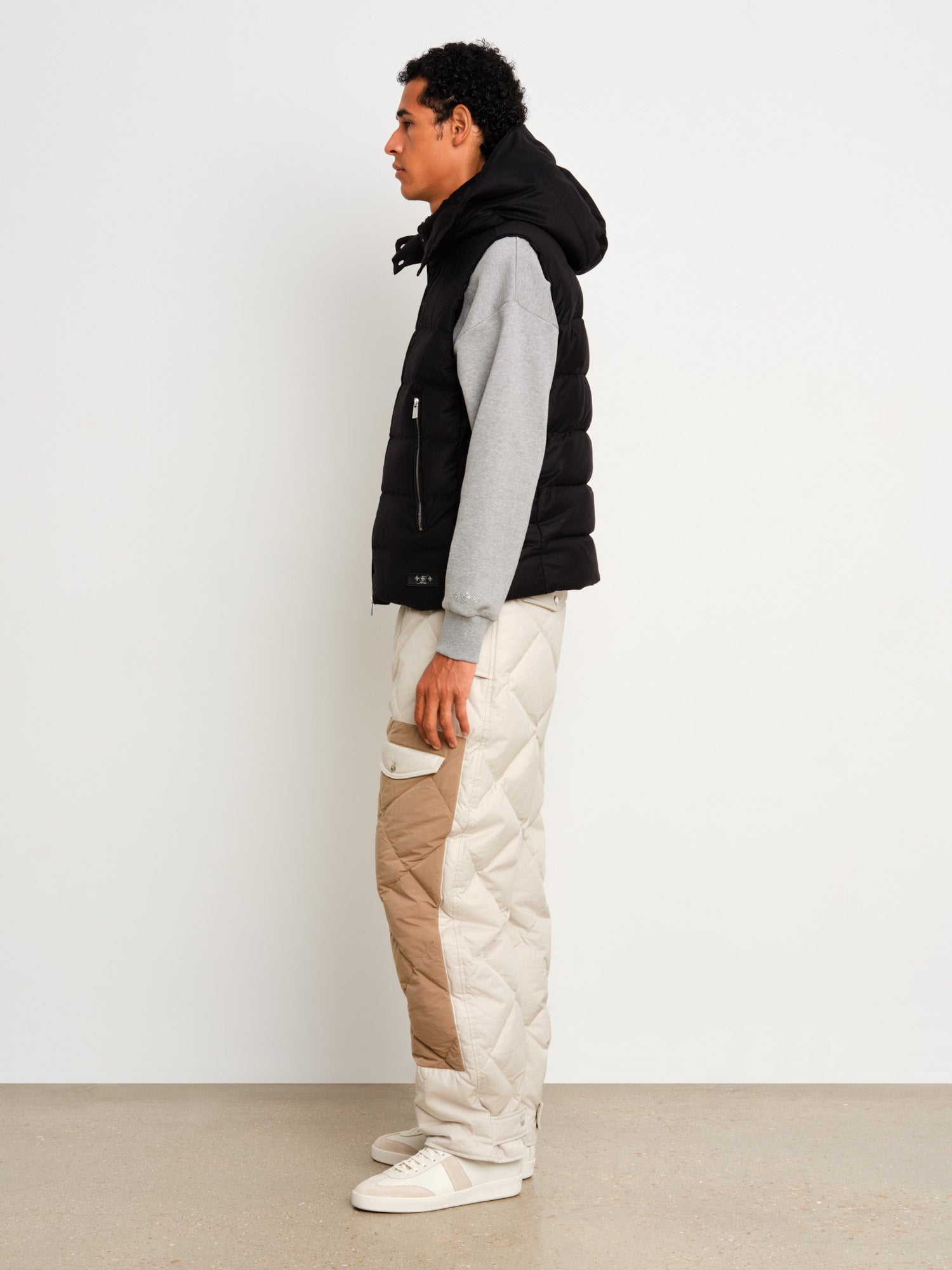 The model is 187 cm tall and is wearing a size 3 in Black.