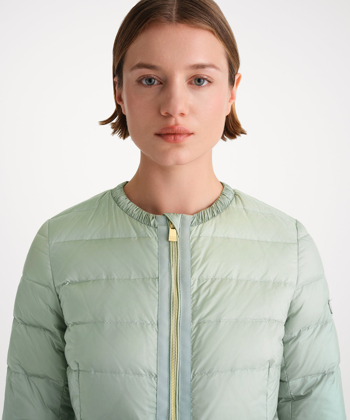 La modella è alta 175 cm e indossa una taglia 2 in MENTA.