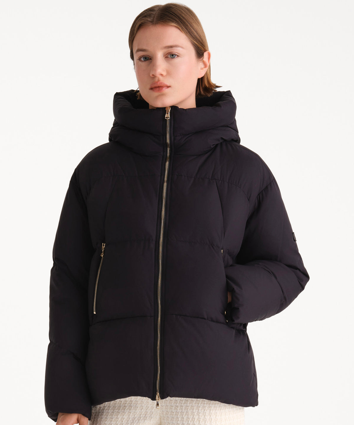 La modella è alta 175 cm e indossa una taglia 2 in NERO.