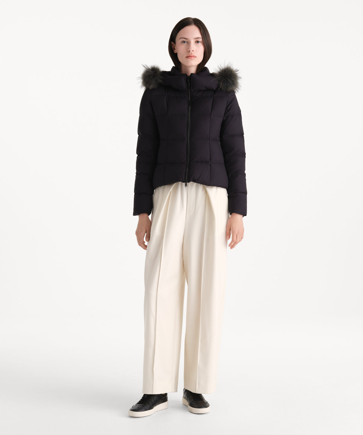 La modella è alta 176 cm e indossa una taglia 2 in NERO.