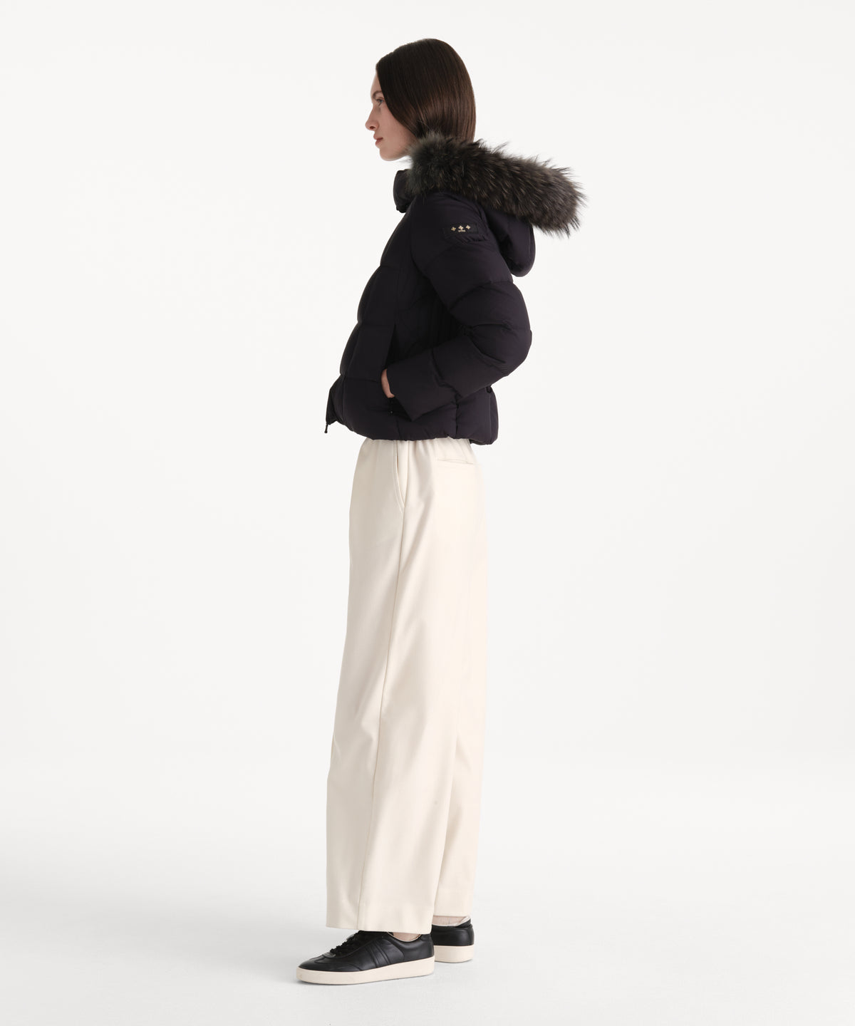 La modella è alta 176 cm e indossa una taglia 2 in NERO.