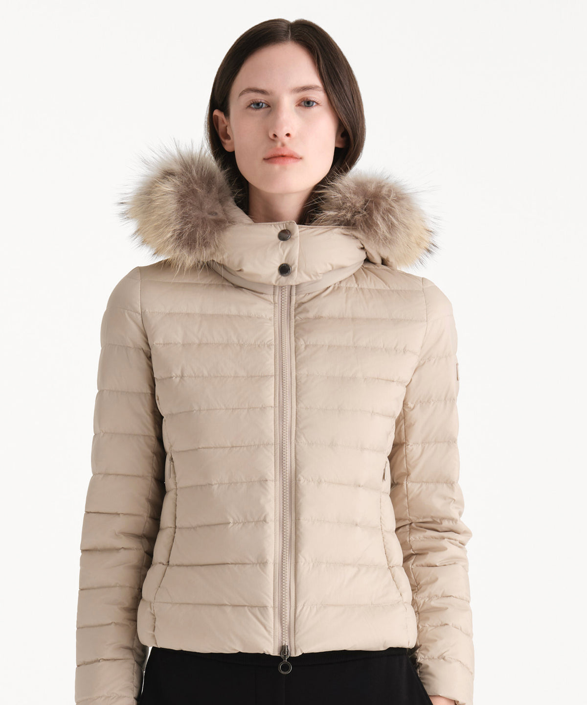 La modella è alta 176 cm e indossa una taglia 2 in BEIGE CHIARO.