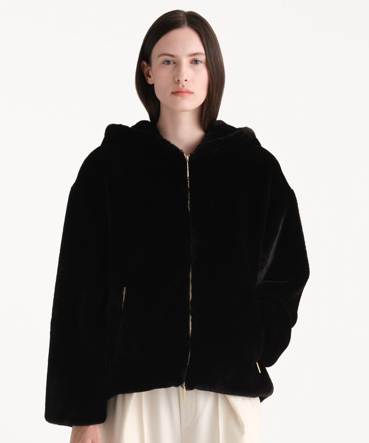 La modella è alta 176 cm e indossa una taglia 2 in NERO.