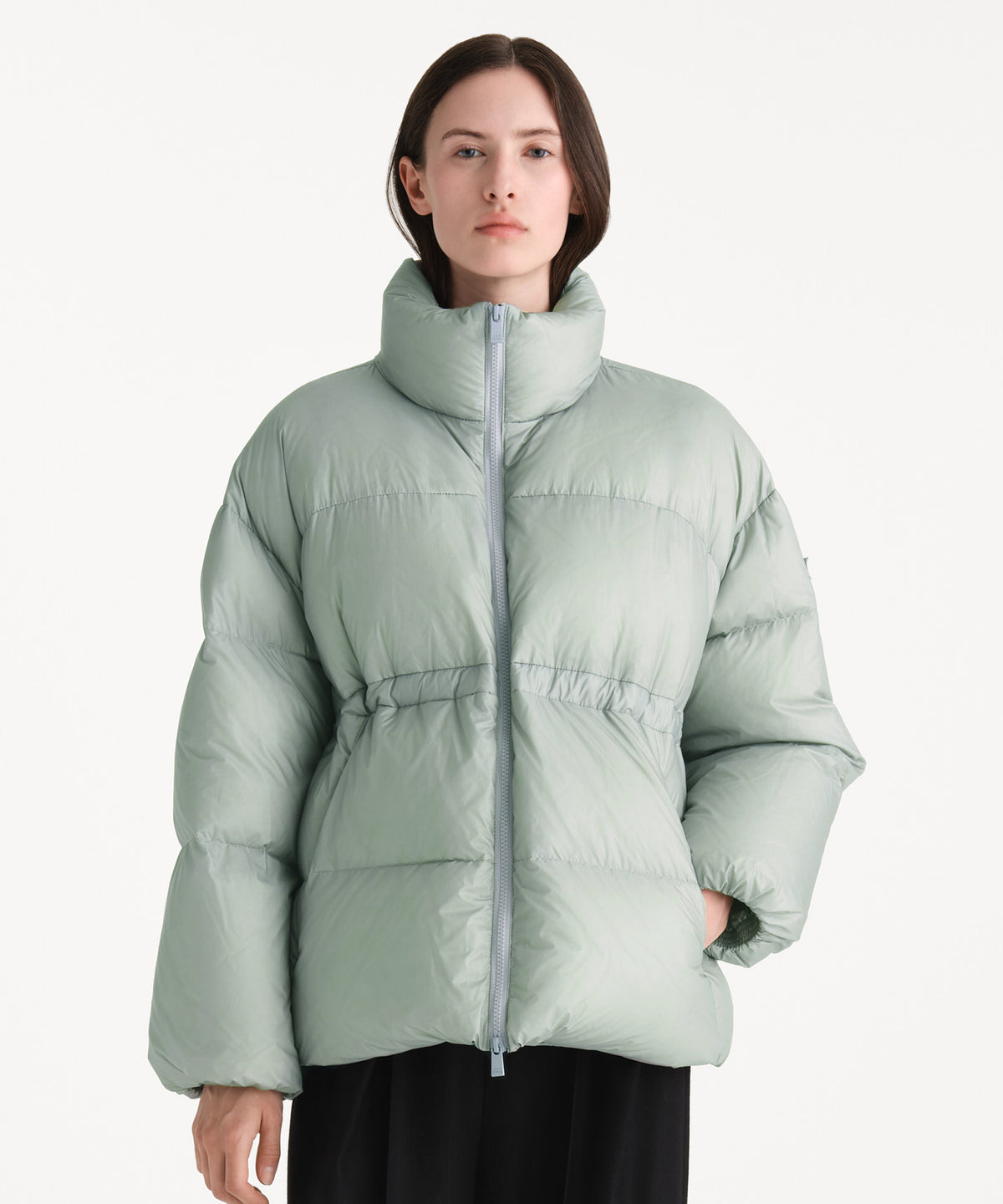 The model is 176 cm tall and is wearing a size 2 in MINT.