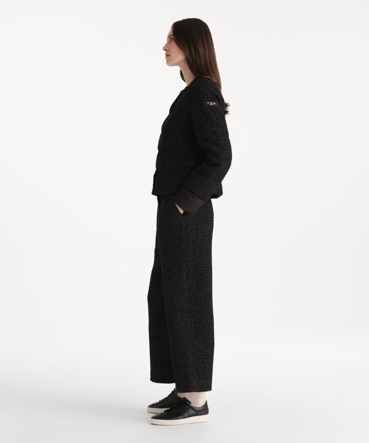 La modella è alta 175 cm e indossa una taglia 2 in NERO.