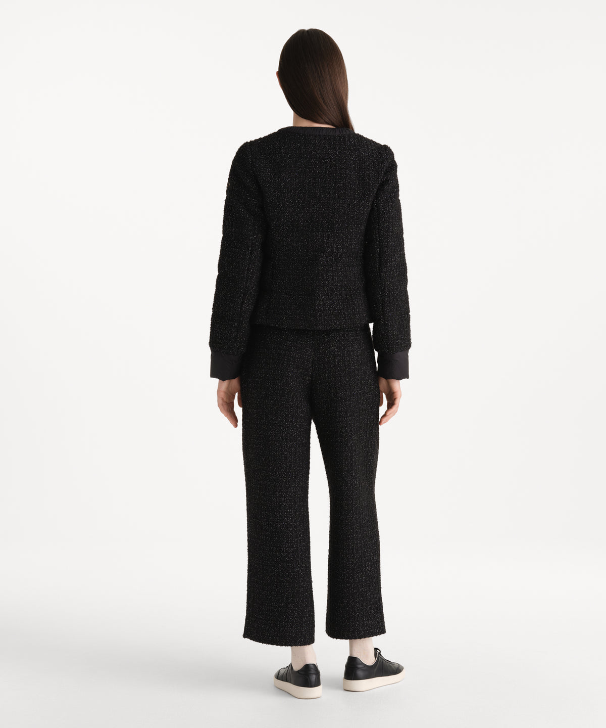 La modella è alta 175 cm e indossa una taglia 2 in NERO.