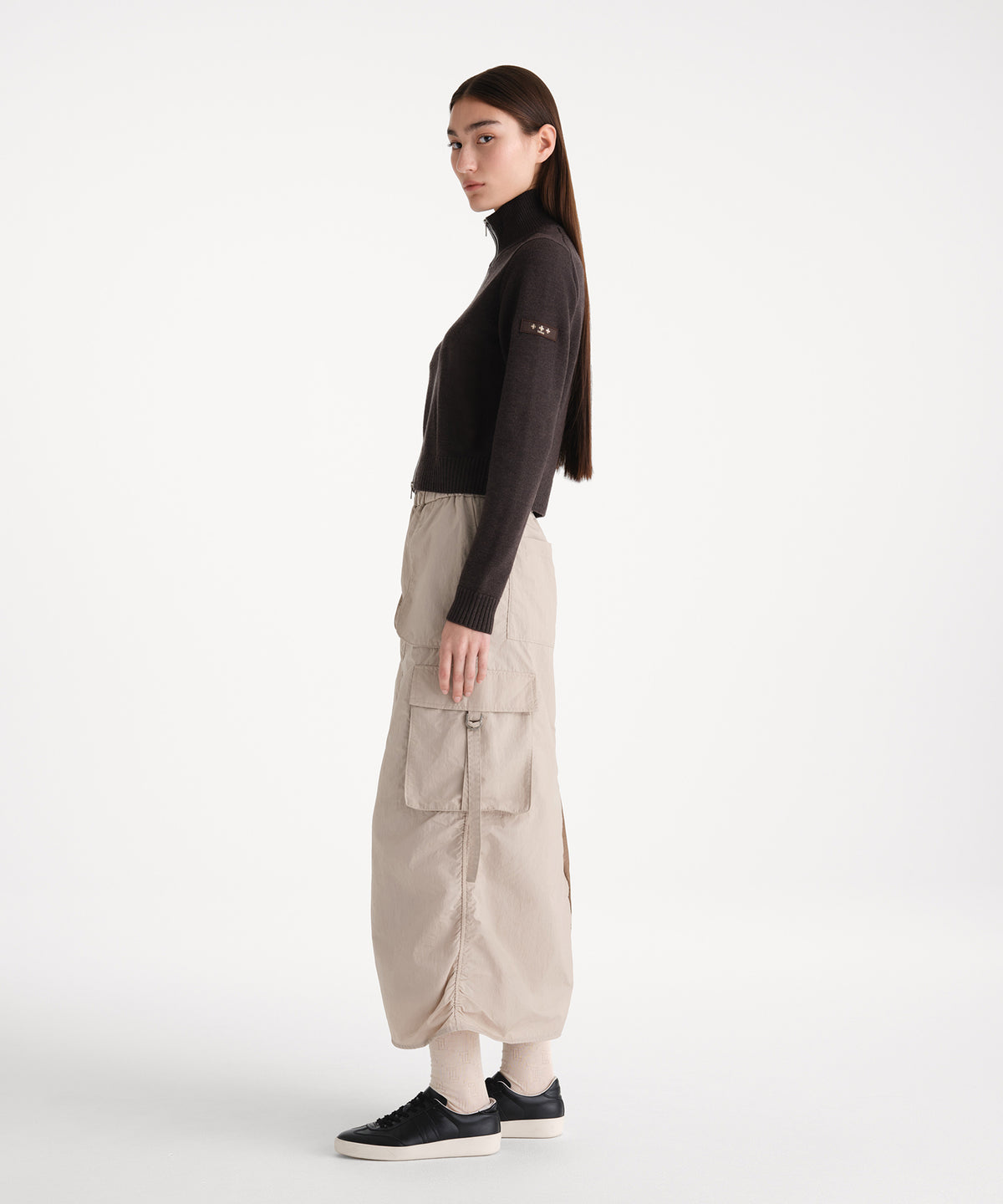 The model is 176 cm tall and is wearing a size 2 in BROWN.