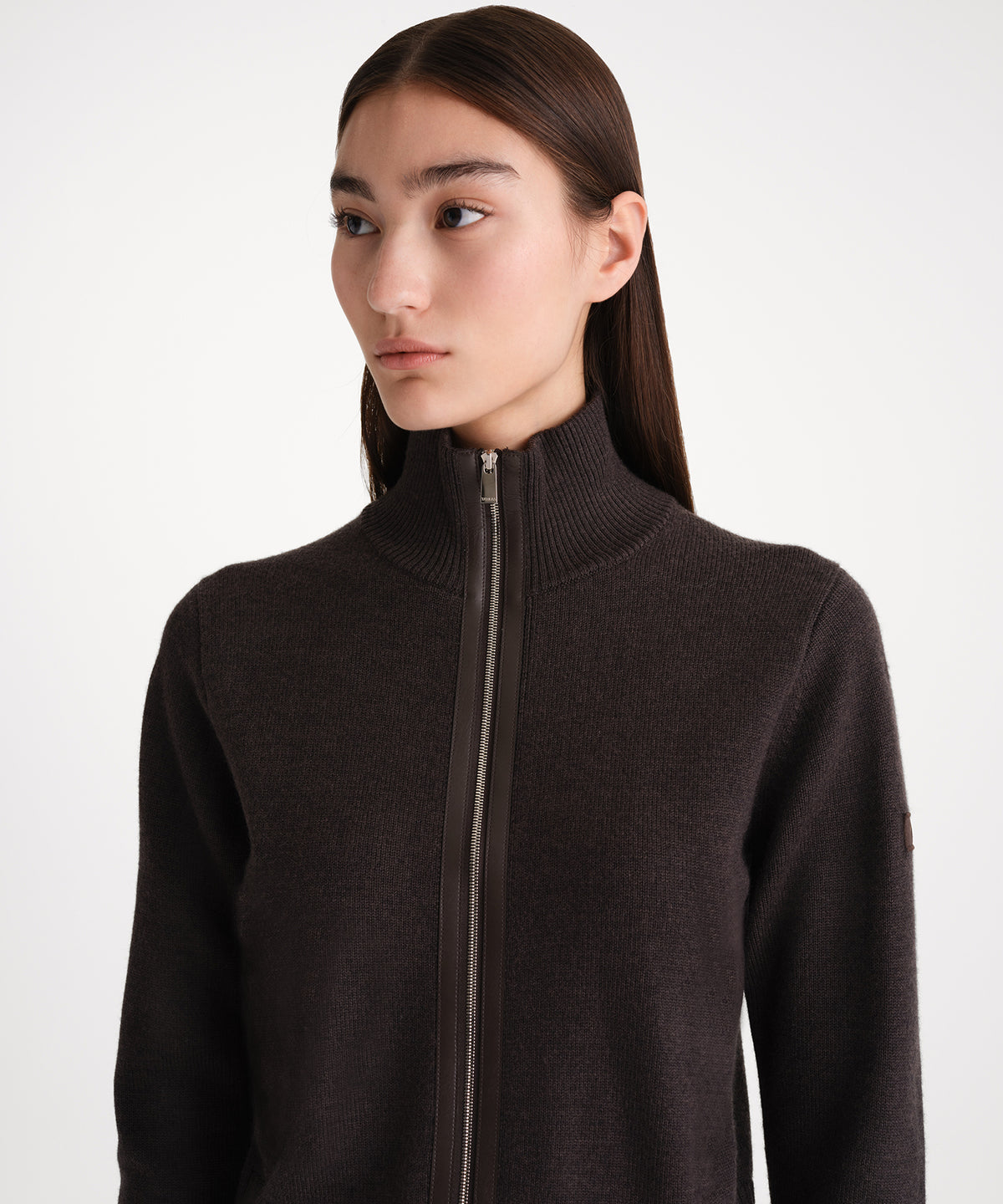 The model is 176 cm tall and is wearing a size 2 in BROWN.
