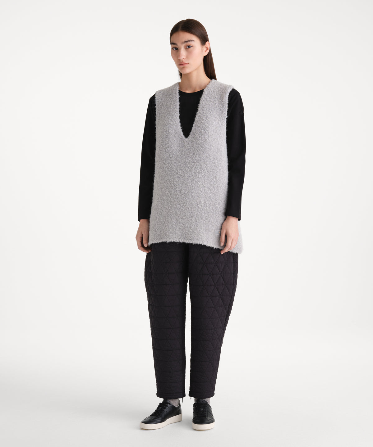 La modella è alta 176 cm e indossa una taglia 2 in GRIGIO CHIARO.
