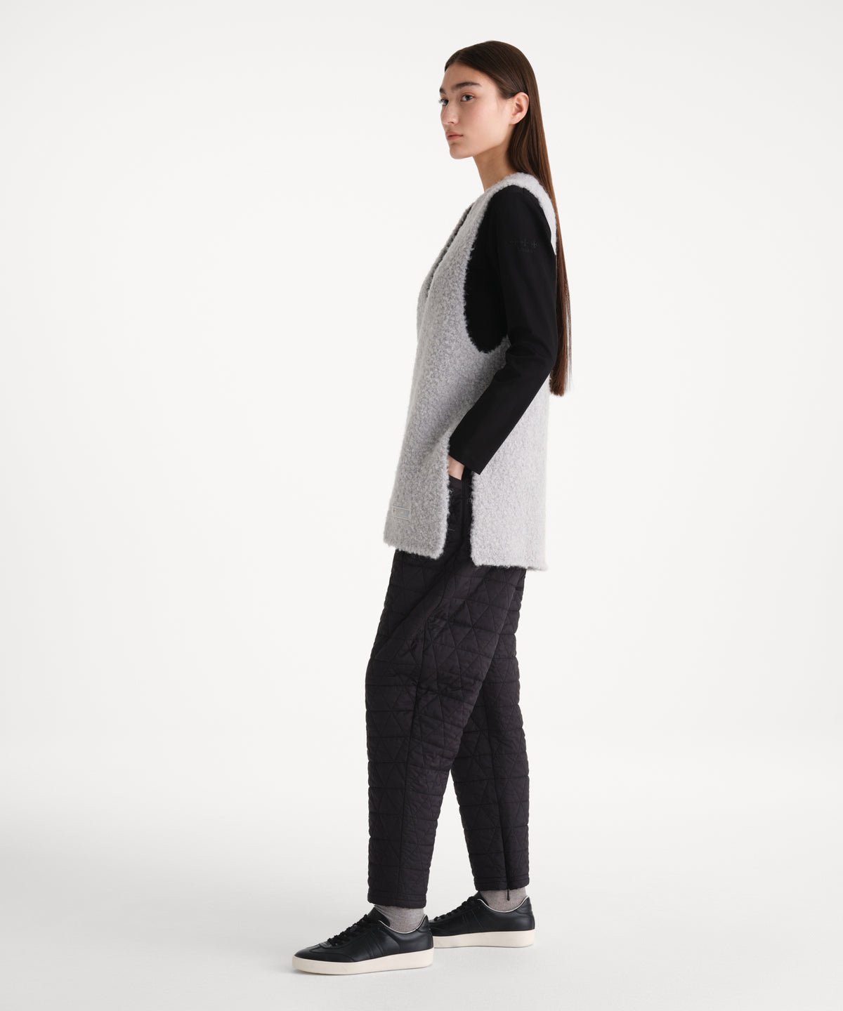 La modella è alta 176 cm e indossa una taglia 2 in GRIGIO CHIARO.