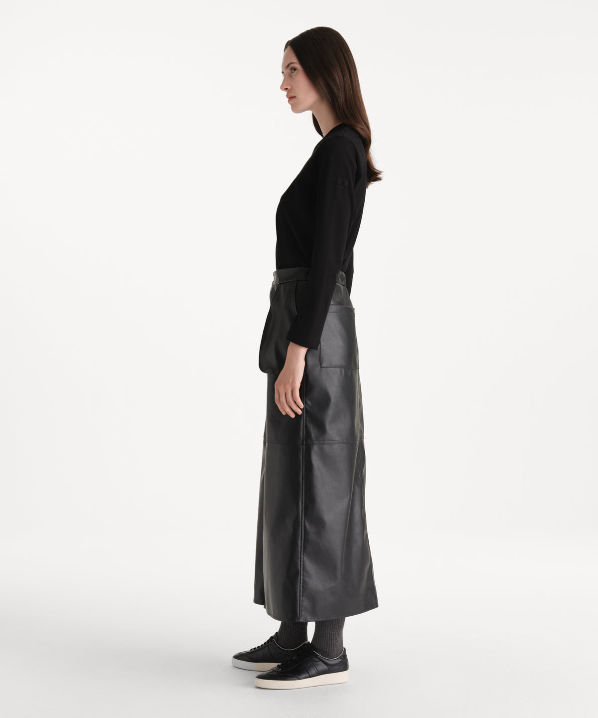 The model is 176 cm tall and is wearing a size 2 in BLACK.
