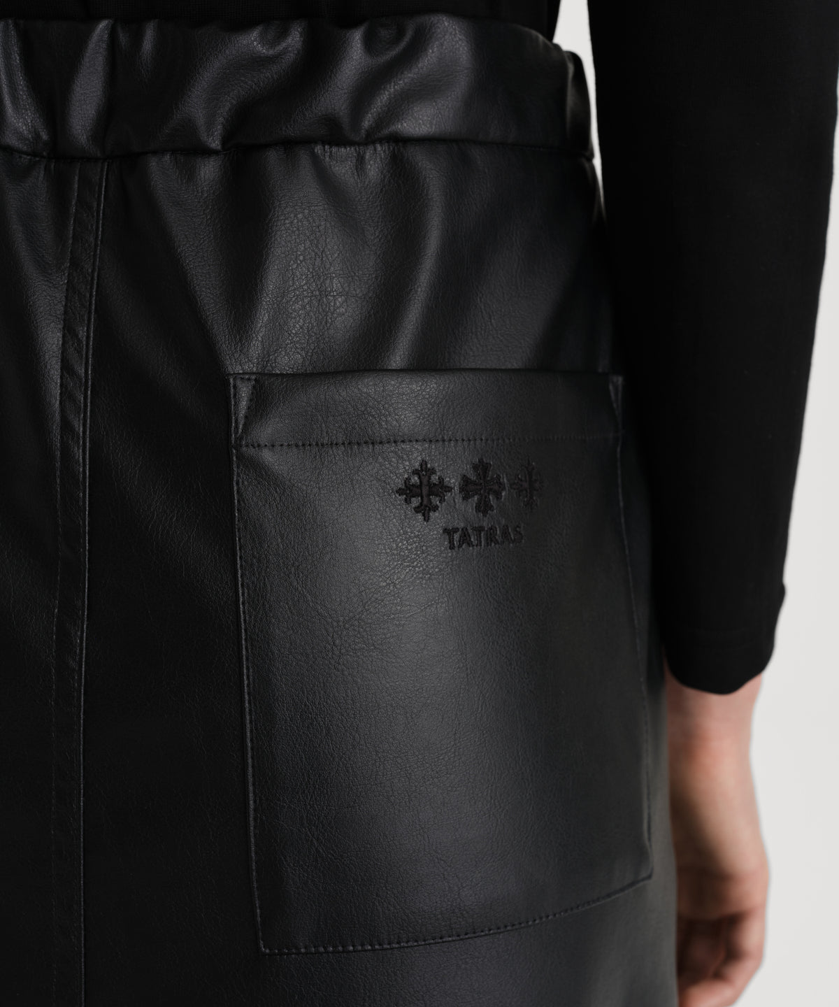 The model is 176 cm tall and is wearing a size 2 in BLACK.