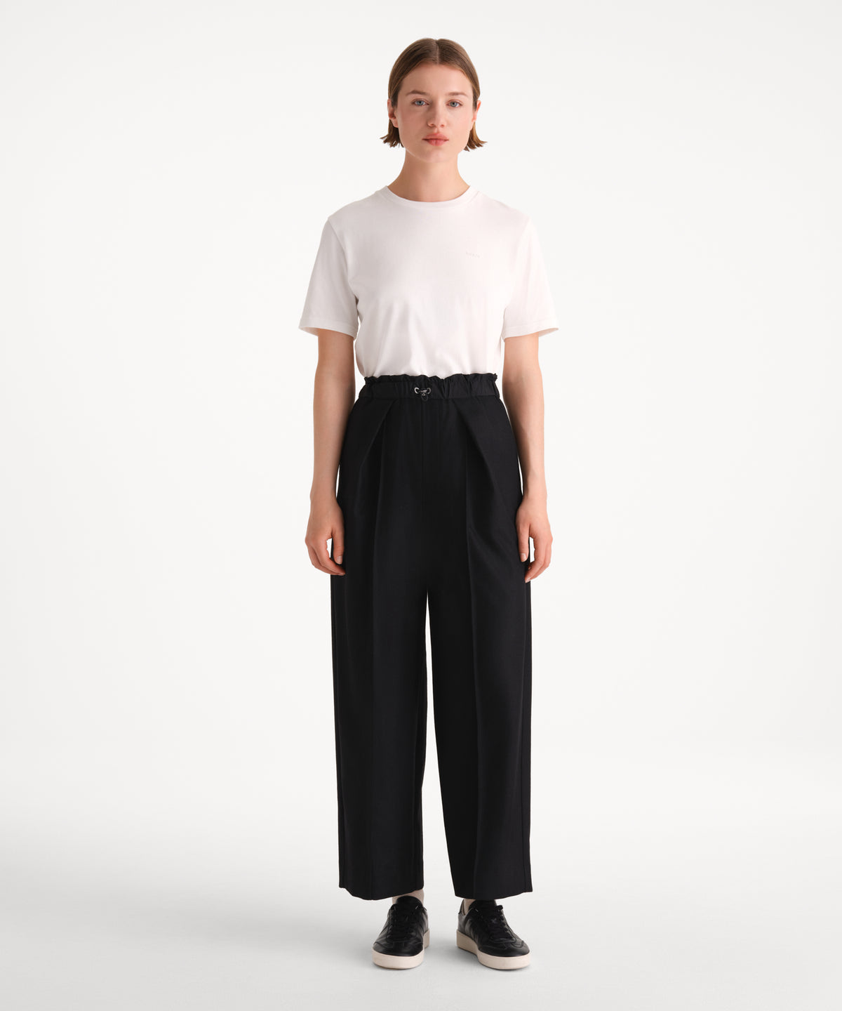 The model is 175 cm tall and is wearing a size 2 in BLACK.