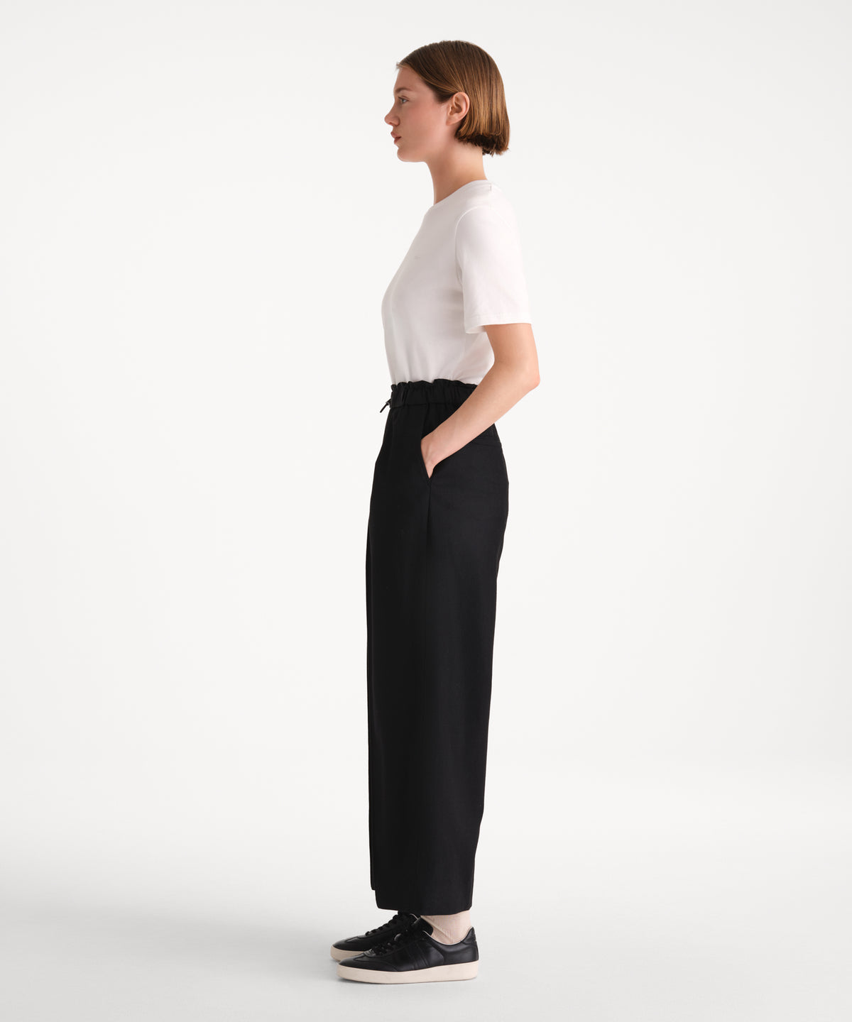 The model is 175 cm tall and is wearing a size 2 in BLACK.