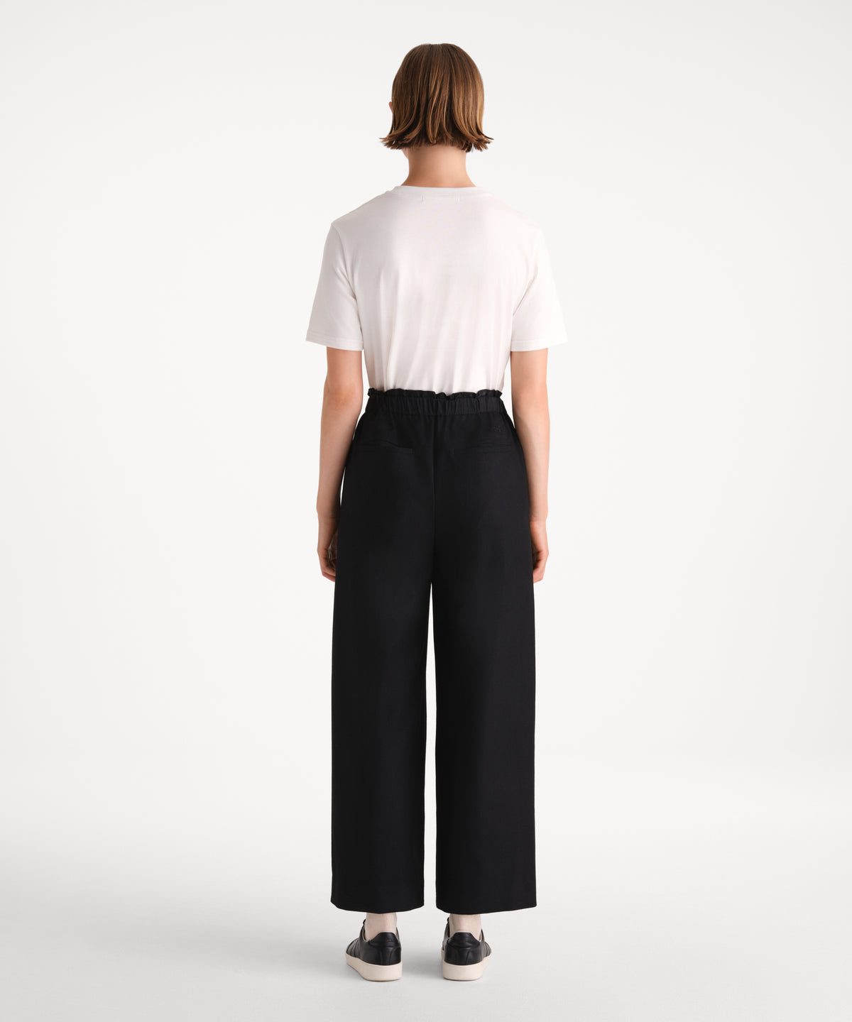 The model is 175 cm tall and is wearing a size 2 in BLACK.