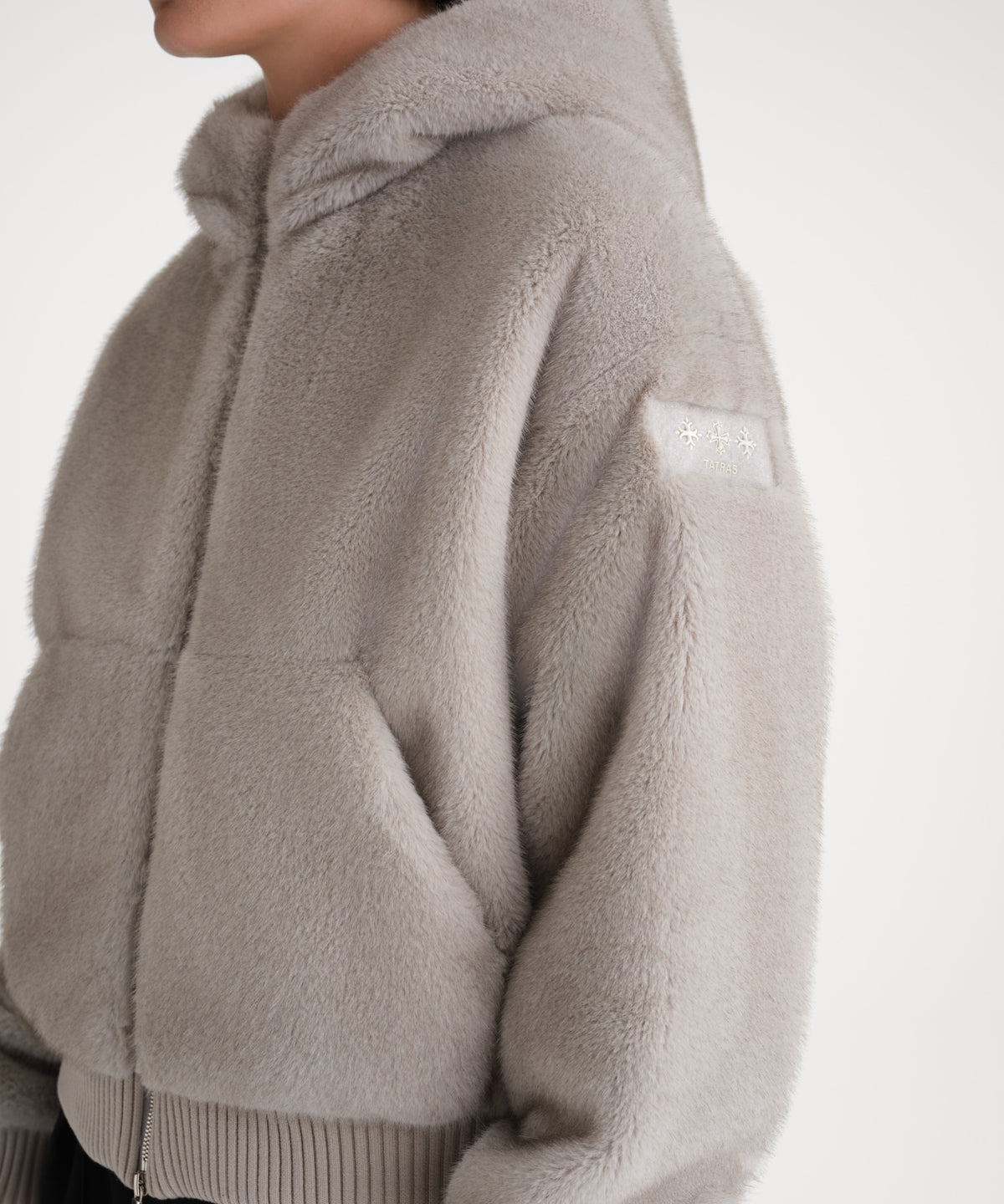 The model is 175 cm tall and is wearing a size 2 in LIGHT GRAY.