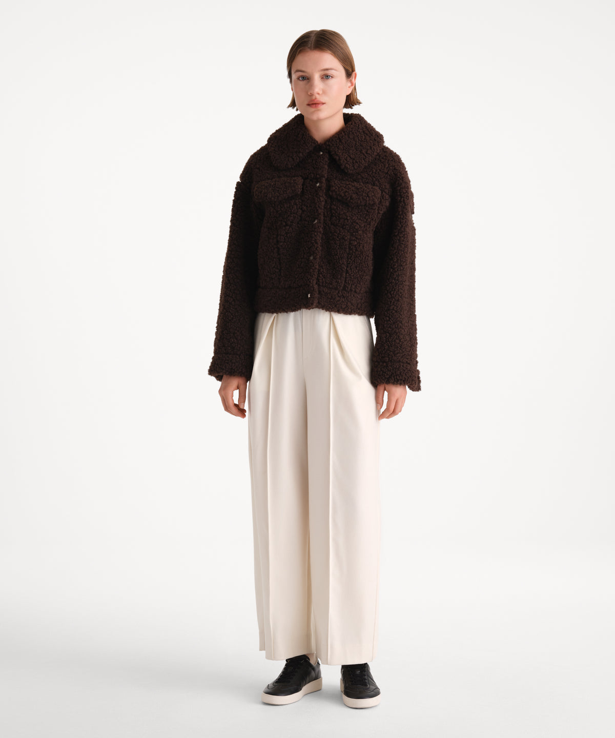La modella è alta 175 cm e indossa una taglia 2 in MARRONE.