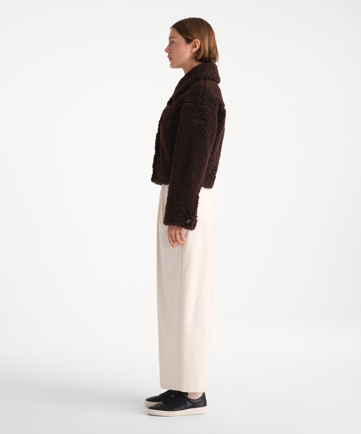 La modella è alta 175 cm e indossa una taglia 2 in MARRONE.