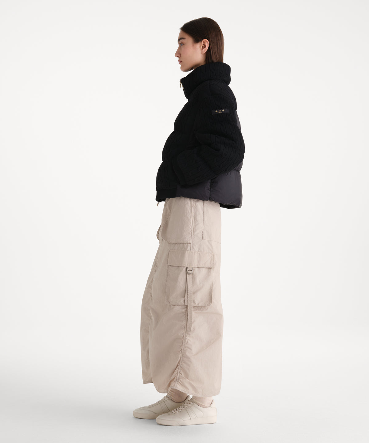 La modella è alta 176 cm e indossa una taglia 2 in NERO.
