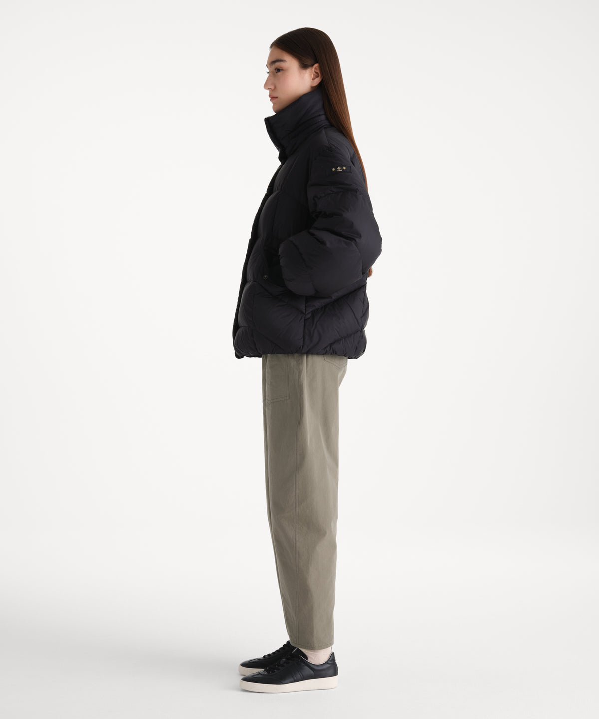 The model is 176 cm tall and is wearing a size 2 in BLACK.