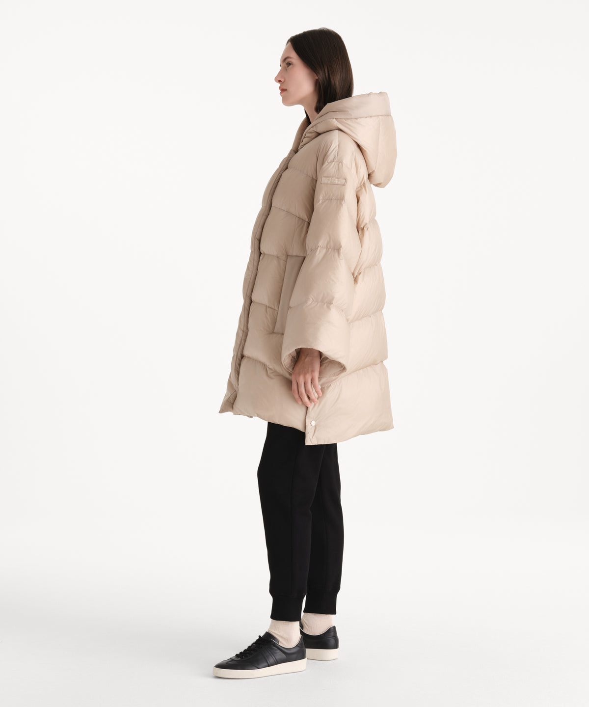 The model is 176 cm tall and is wearing a size 2 in LIGHT BEIGE.
