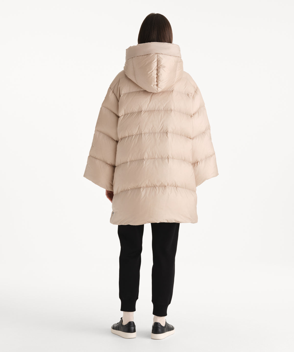 The model is 176 cm tall and is wearing a size 2 in LIGHT BEIGE.