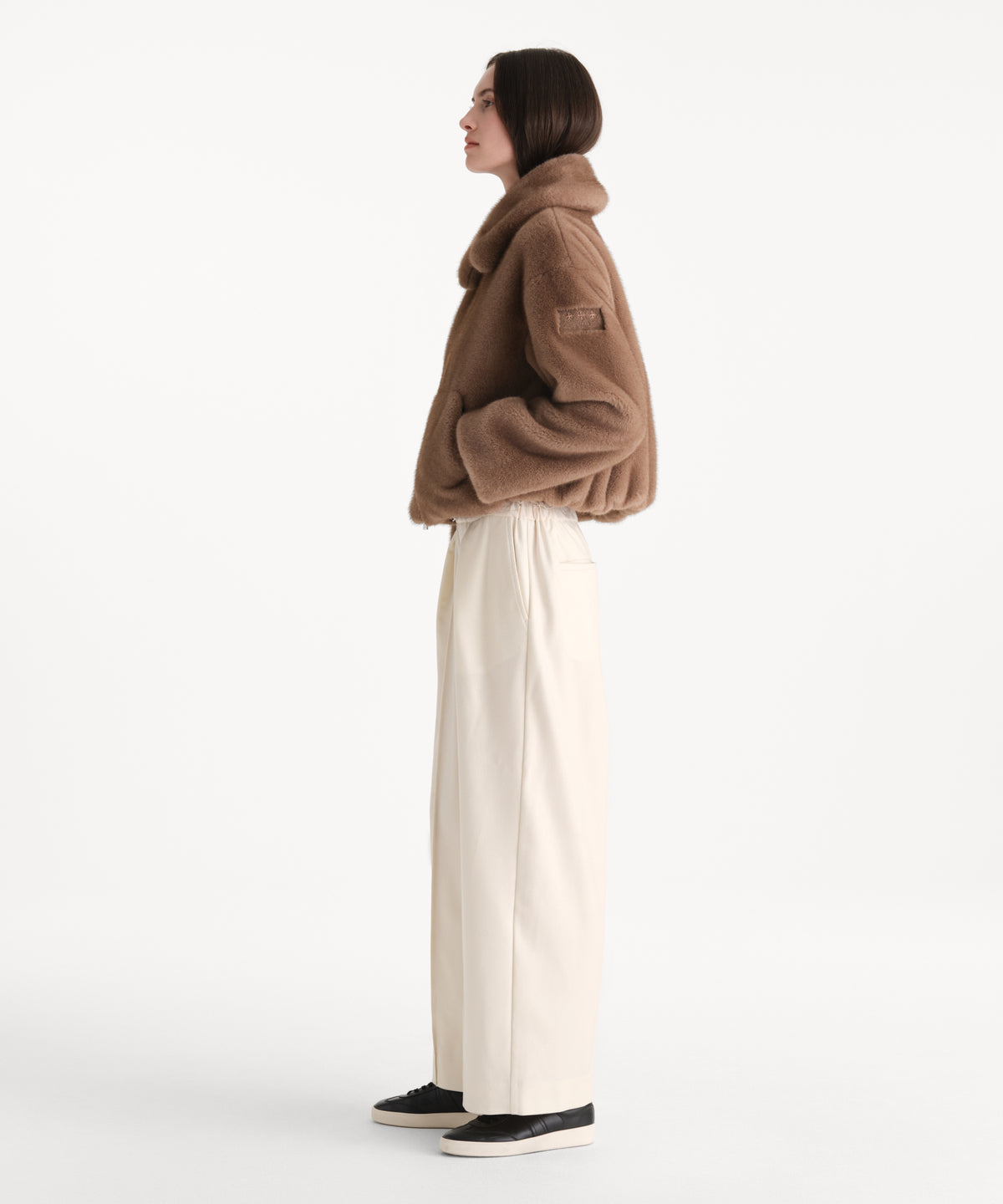 The model is 176 cm tall and is wearing a size 2 in MOCHA.