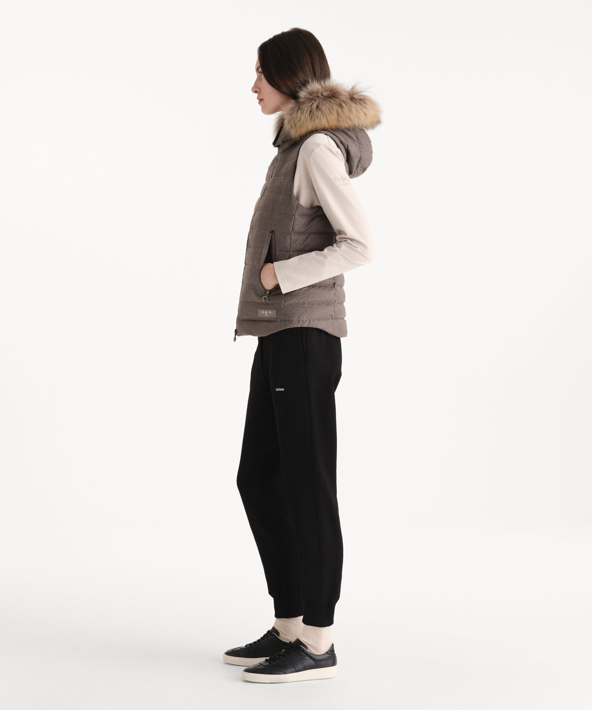 La modella è alta 176 cm e indossa una taglia 2 in MOKA.