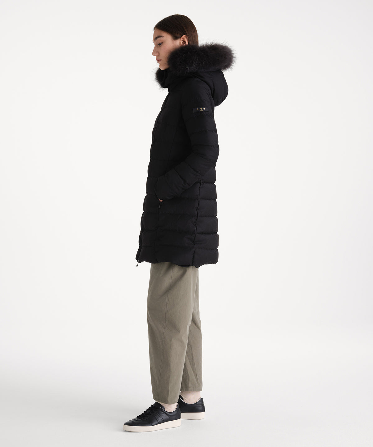 La modella è alta 176 cm e indossa una taglia 2 in NERO.