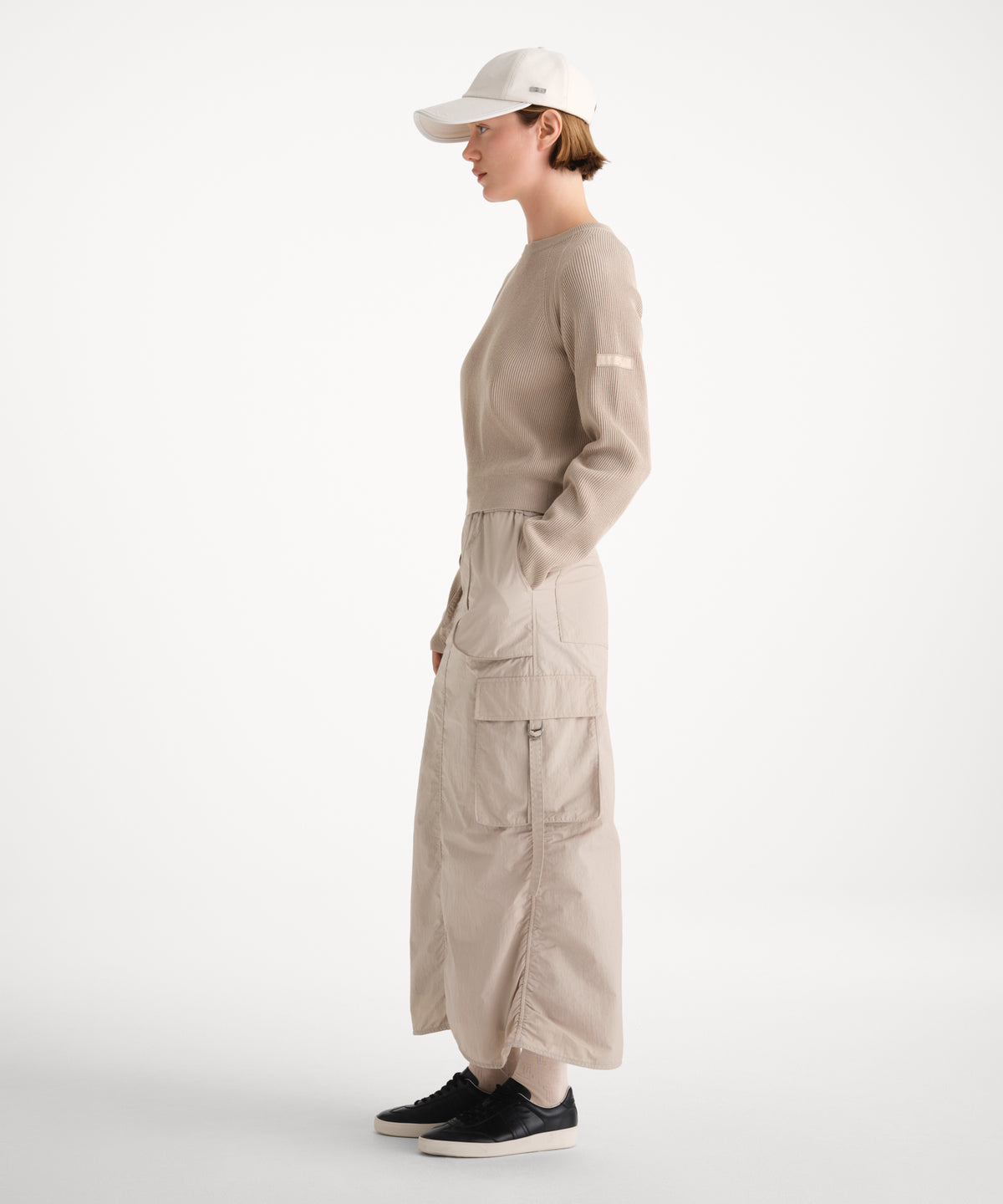 The model is 175 cm tall and is wearing free size in IVORY.