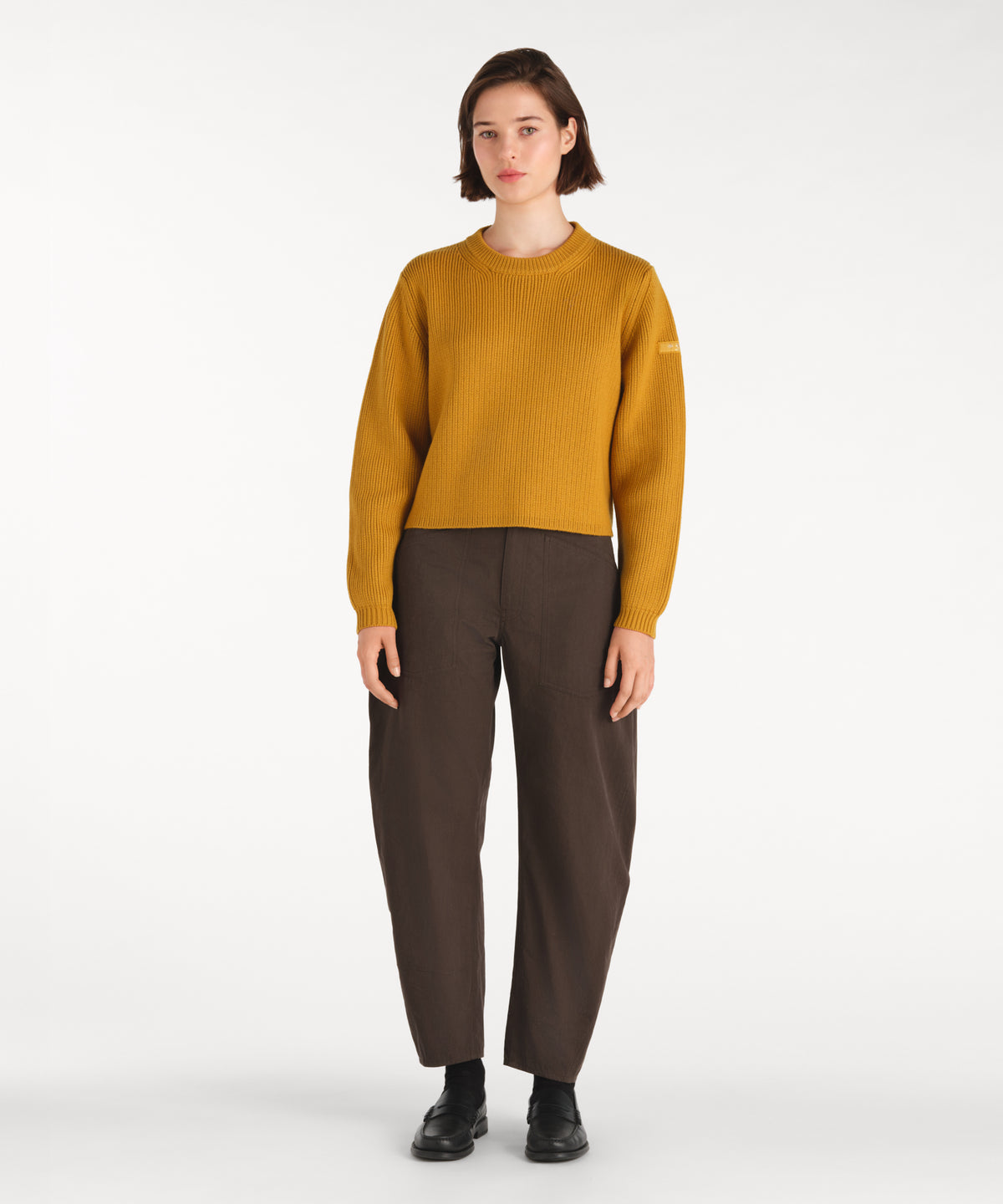 The model is 177 cm tall and is wearing a size 2 in MUSTARD.