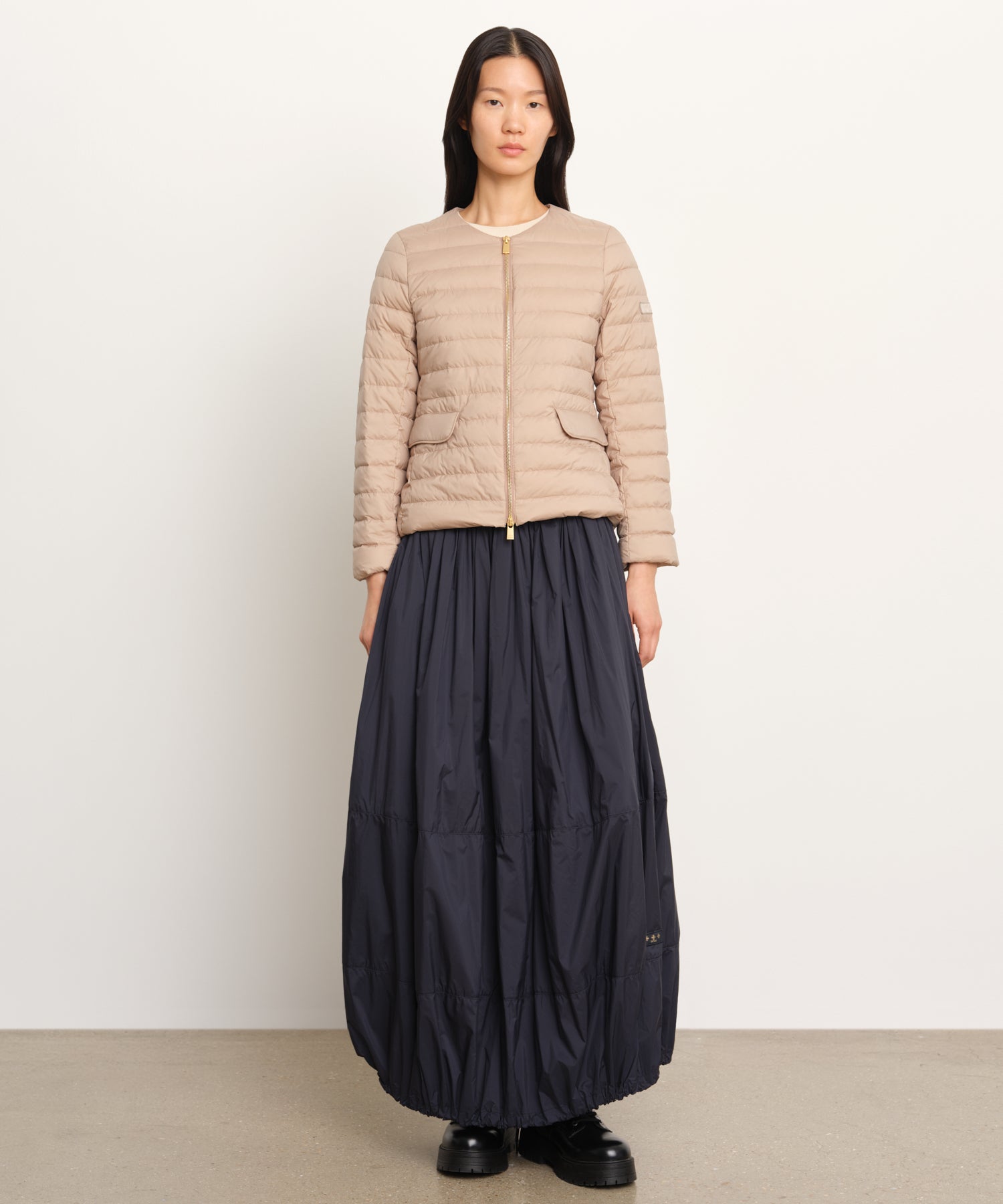 The model is 177 cm tall and is wearing a size 2 in Beige.