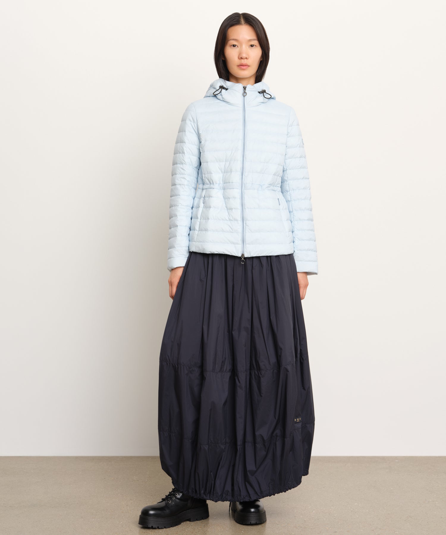 The model is 177 cm tall and is wearing a size 2 in Sax.