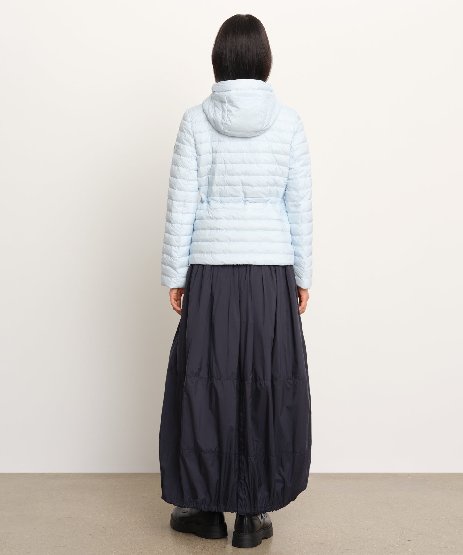 The model is 177 cm tall and is wearing a size 2 in Sax.