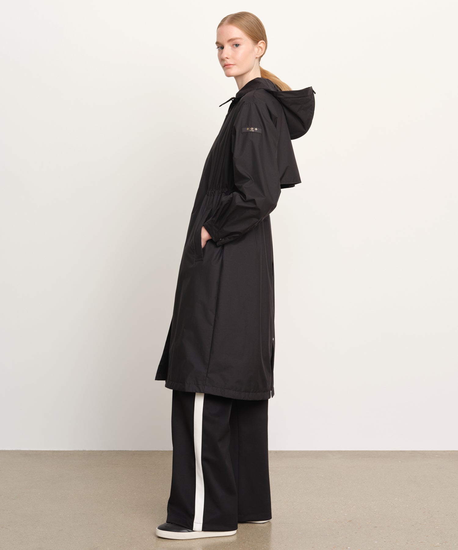 The model is 176 cm tall and is wearing a size 2 in Black.