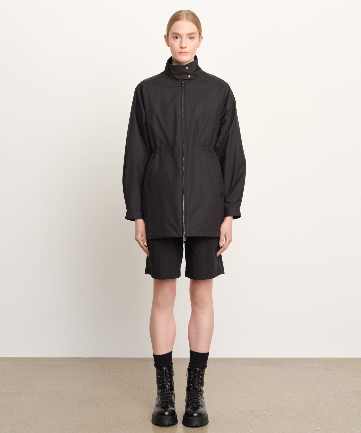 The model is 176 cm tall and is wearing a size 2 in Black.