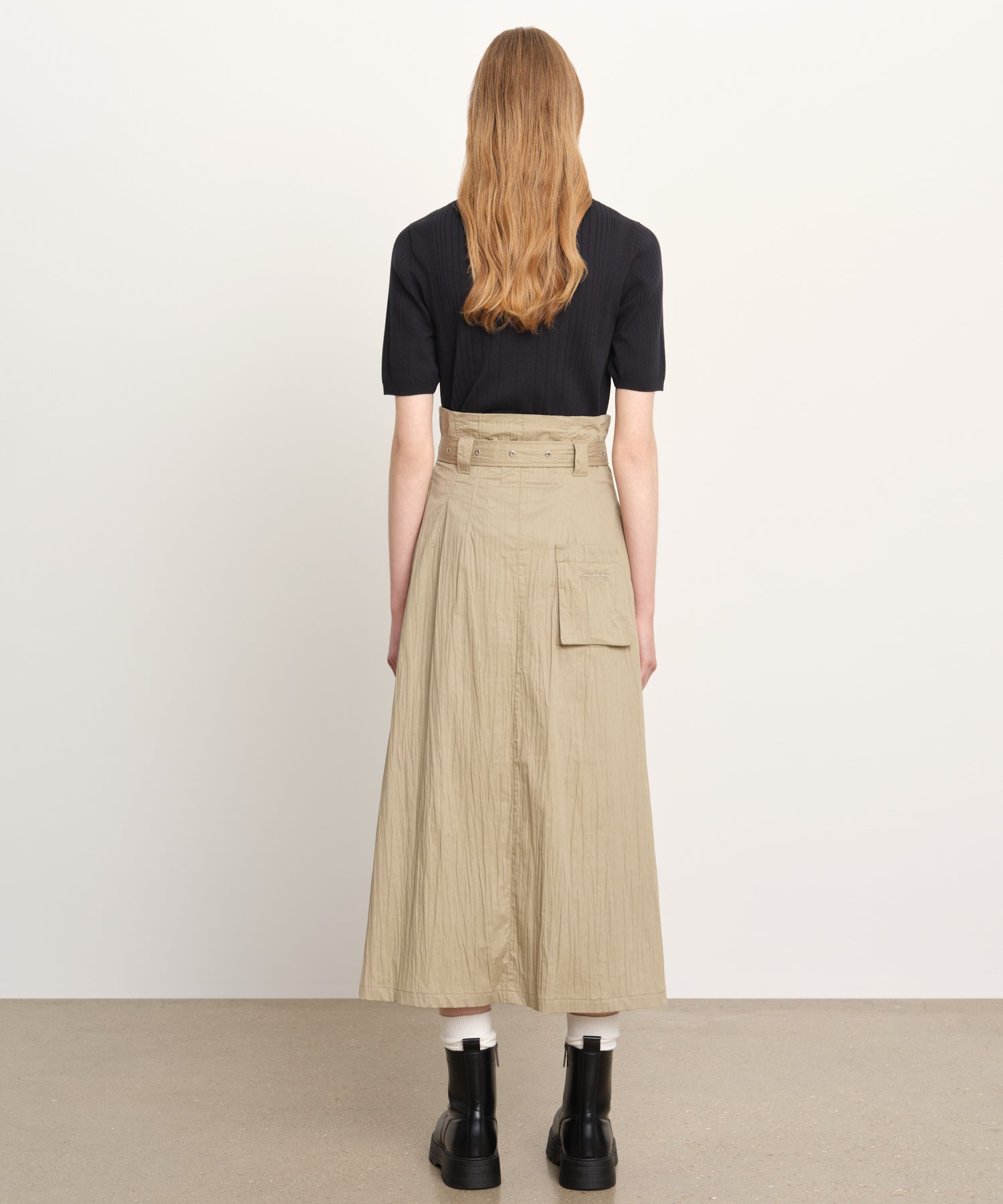 La modella è alta 176 cm e indossa una taglia 2 nel colore beige.